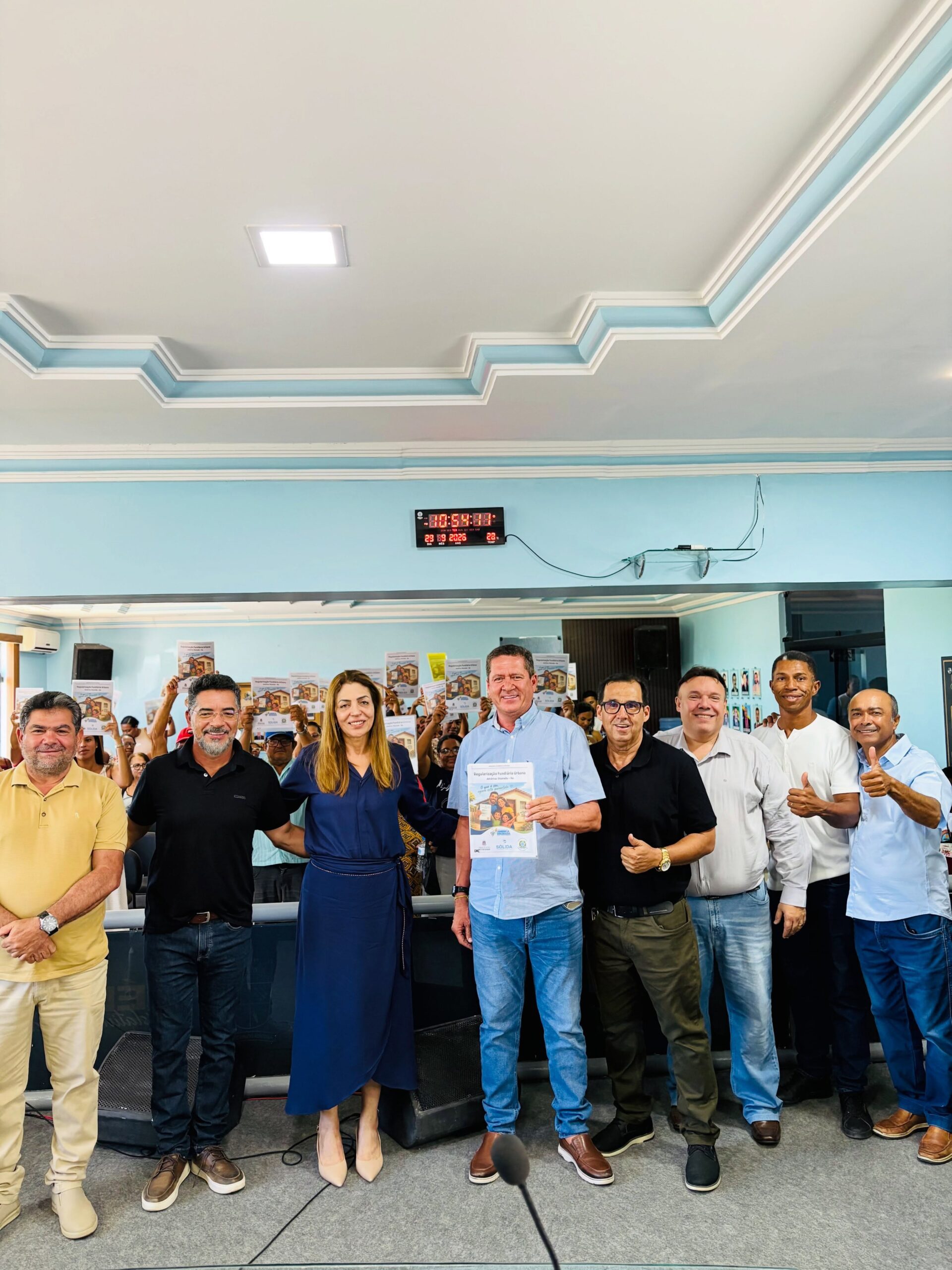América Dourada entrega títulos de regularização fundiária a famílias da Rua Nova