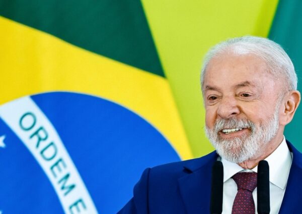LULA ASSINA DECRETOS CONTRA CAMBISTAS E EXIGE ÁGUA EM SHOWS