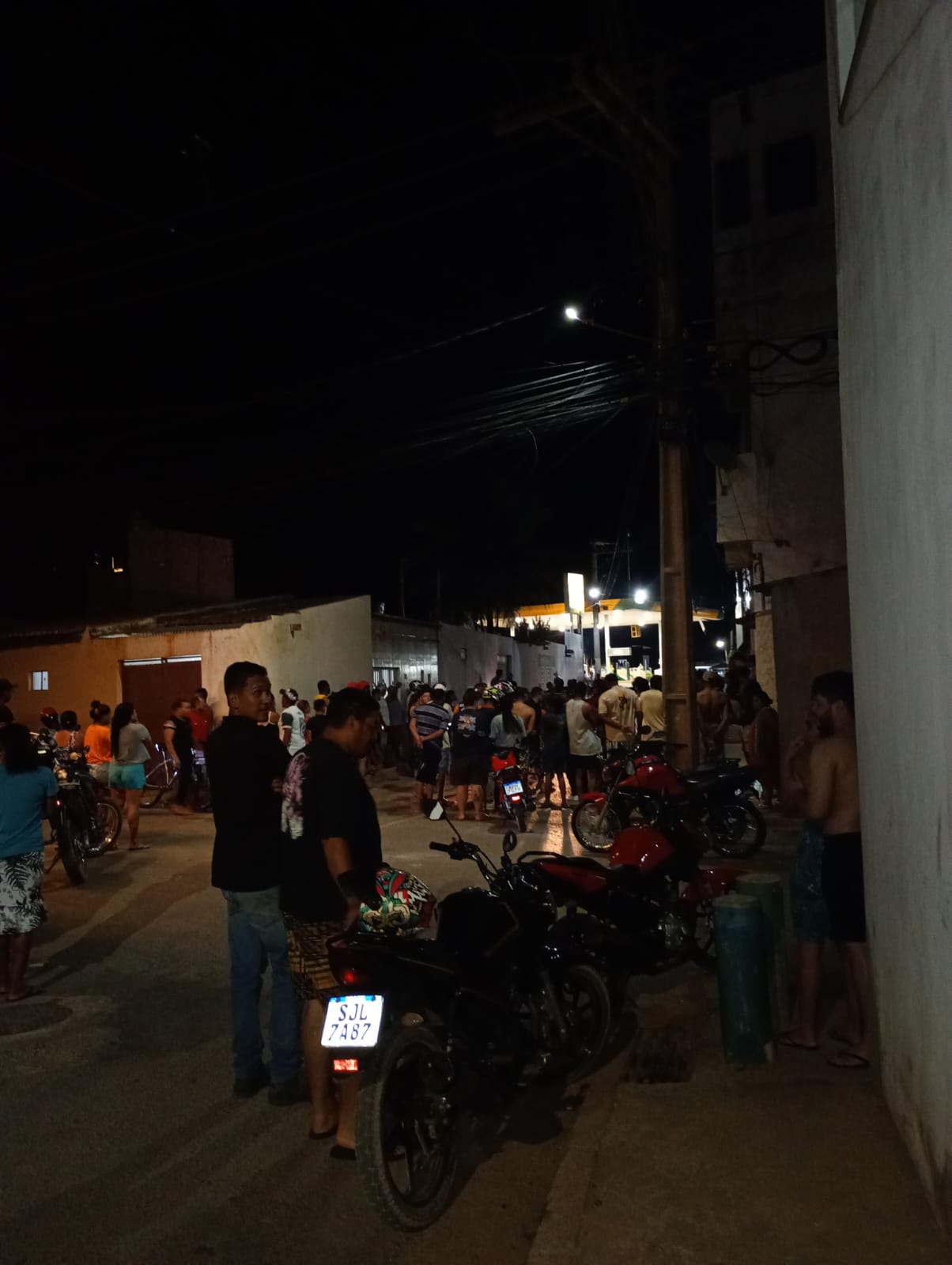 HOMEM É MORTO A TIROS NO BAIRRO LAGOA DO TIO, EM IRECÊ
