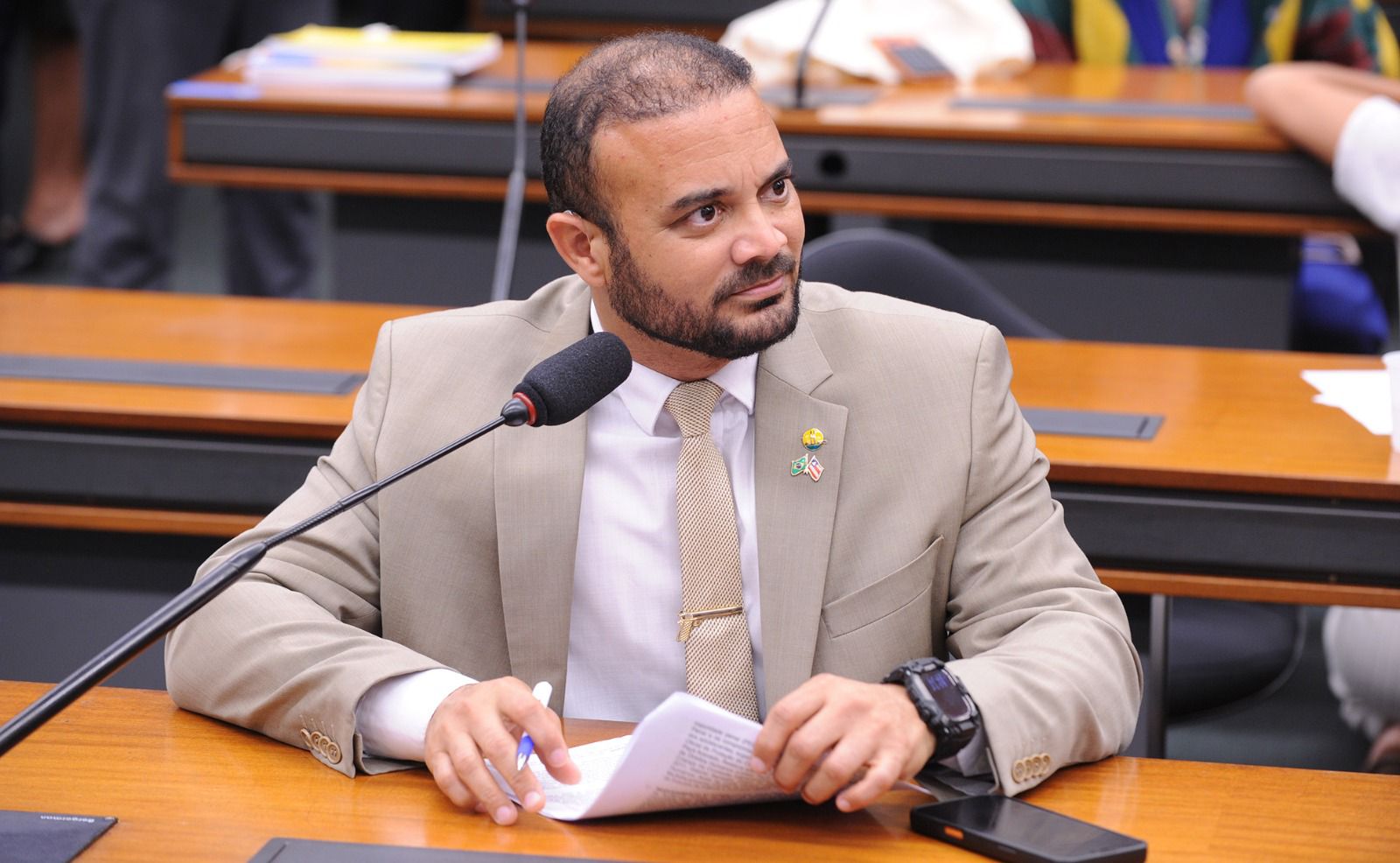 CAPITÃO ALDEN APROVA PL QUE RECONHECE ATIVIDADE DE RISCO E AUTORIZA PORTE DE ARMA PARA CATEGORIAS