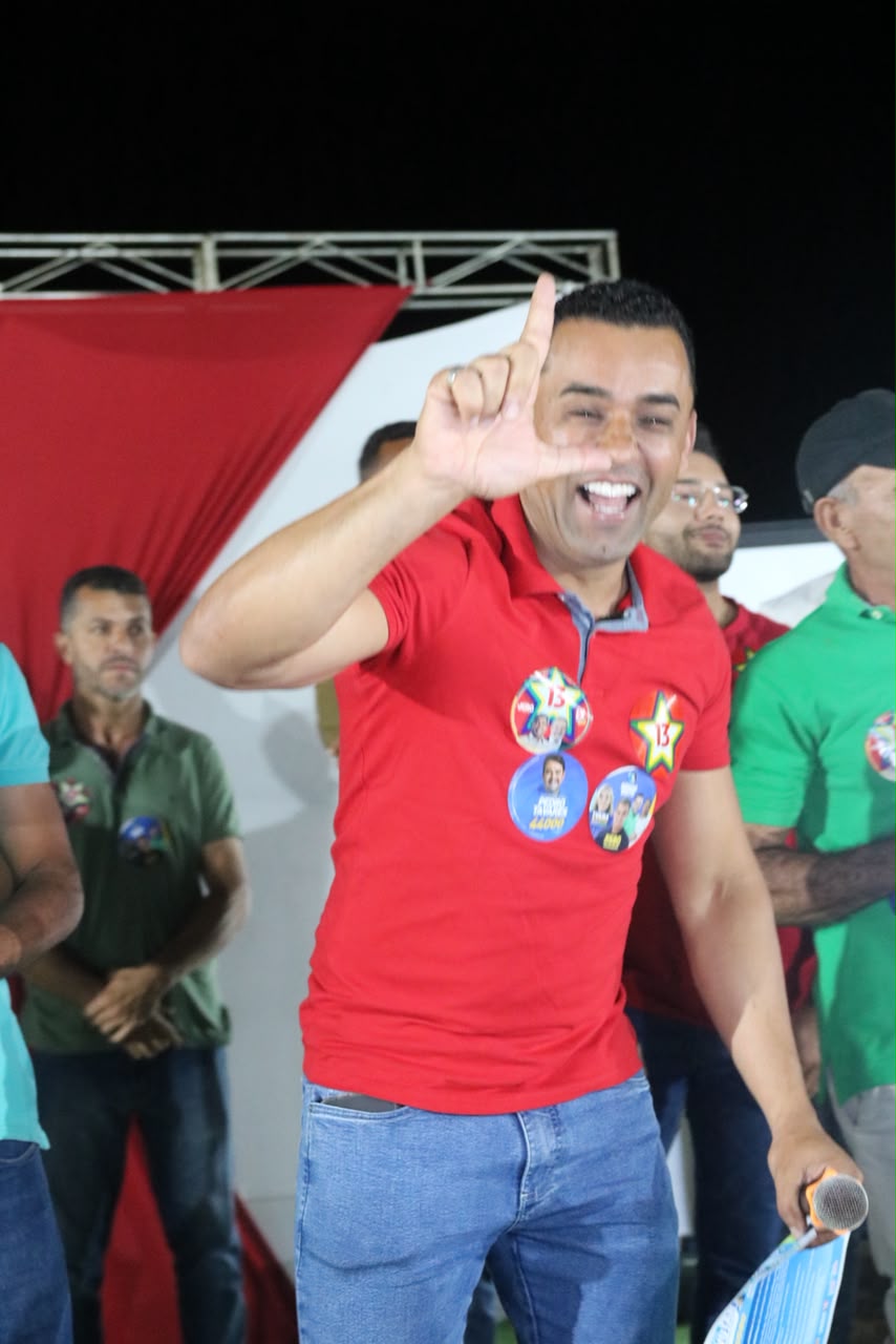 MESMO SEM CANDIDATO PRESENTE, ACÁCIO TELES LEVA UMA MULTIDÃO ÀS RUAS DE MULUNGU