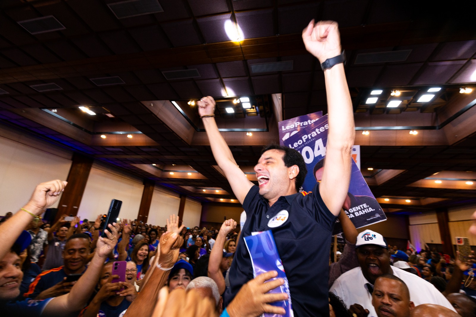 ’AS SEMENTES AGORA FLORESCEM’: ACM NETO PROJETA CRESCIMENTO DE LEO PRATES NO INTERIOR DURANTE LANÇAMENTO DE CANDIDATURA EM SALVADOR