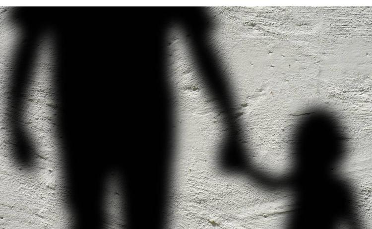 SUSPEITO É CONDUZIDO À DELEGACIA APÓS DENÚNCIA DE POSSÍVEL ABUSO CONTRA CRIANÇAS EM CAFARNAUM.