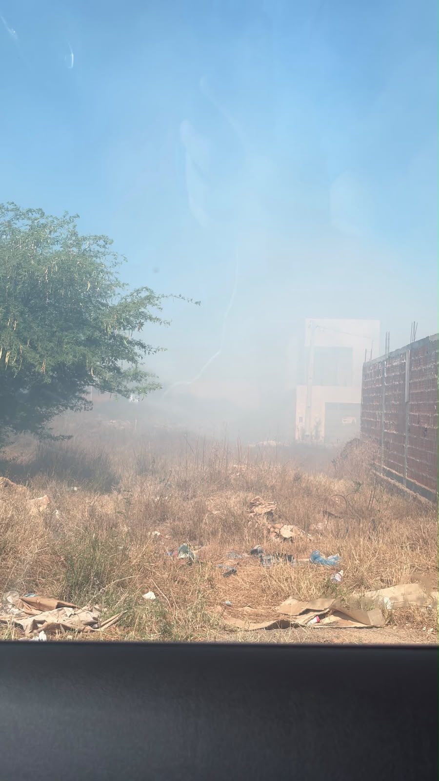 Fogo em terreno baldio há dois dias causa transtornos e preocupa moradores do Jardim Europa, em Irecê