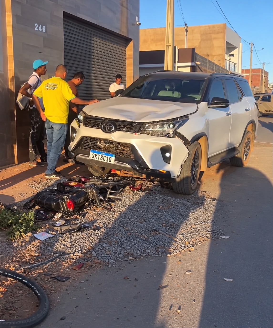 Colisão entre carro e motocicleta deixa duas pessoas feridas em Irecê