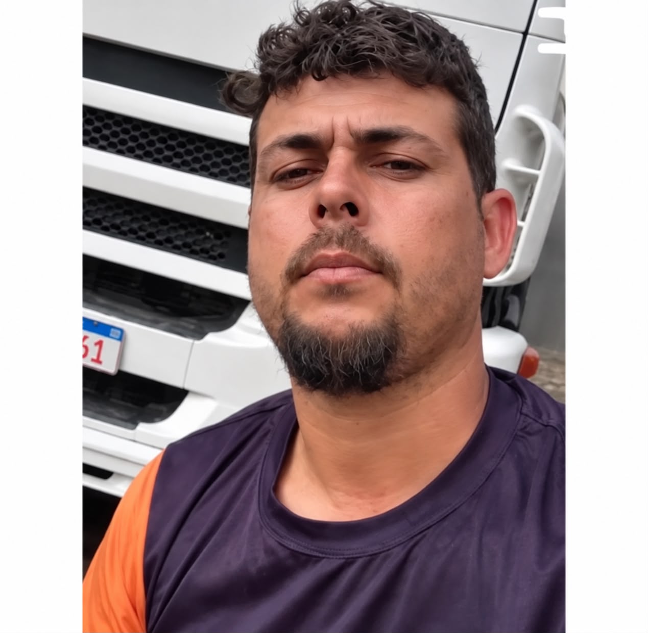 Caminhoneiro de América Dourada morre após carreta tombar na BR-242, em Cristópolis