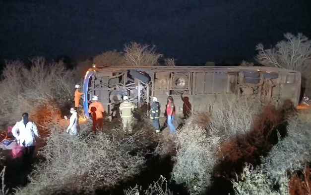 Acidente com ônibus deixa sete mortos e 13 feridos em Iraquara
