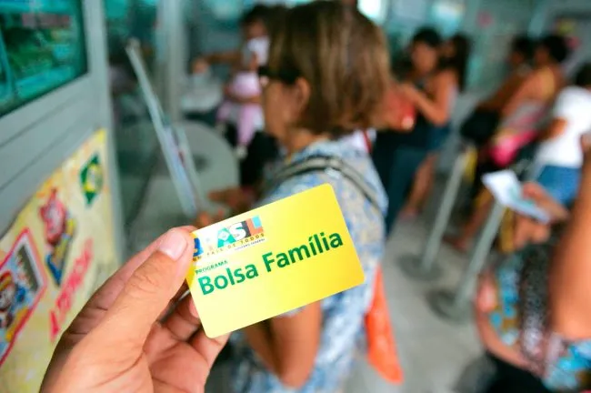 BOLSA FAMÍLIA: GOVERNO TERÁ DE ENCONTRAR R$ 22,7 BILHÕES PARA BANCAR REAJUSTE