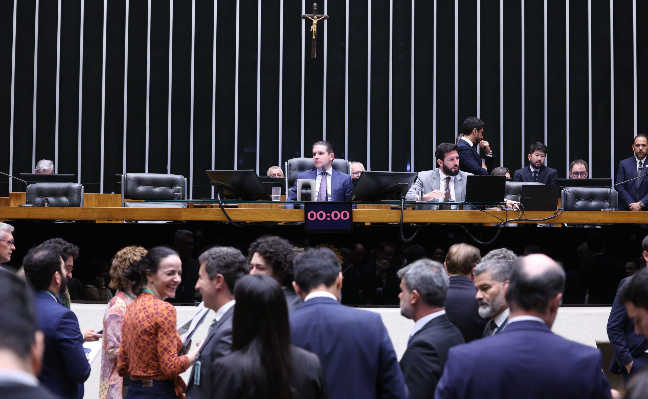 CÂMARA APROVA MP QUE ACABA COM A TAXA DAS BLUSINHAS
