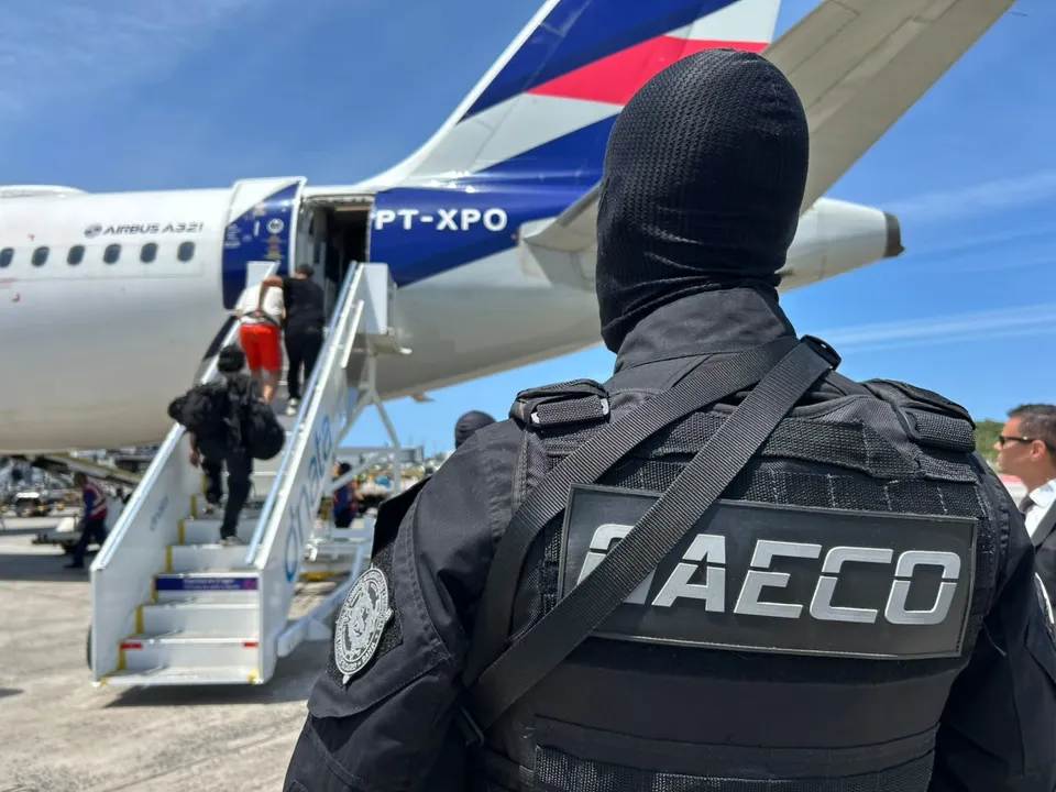 Cinco líderes de facções são transferidos da Bahia para presídios federais