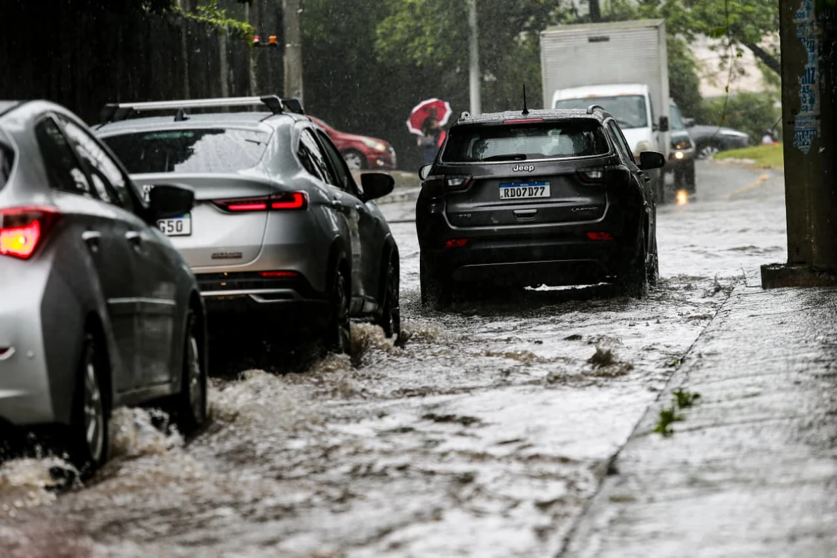 FRENTE FRIA PROVOCA CHUVAS E VENTOS DE ATÉ 70 KM/H EM SALVADOR E INTERIOR DA BAHIA; VEJA PREVISÃO