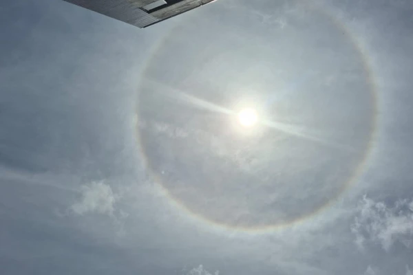Entenda o que é o ‘halo solar’, fenômeno raro que apareceu no céu de Salvador nesta sexta-feira (25)