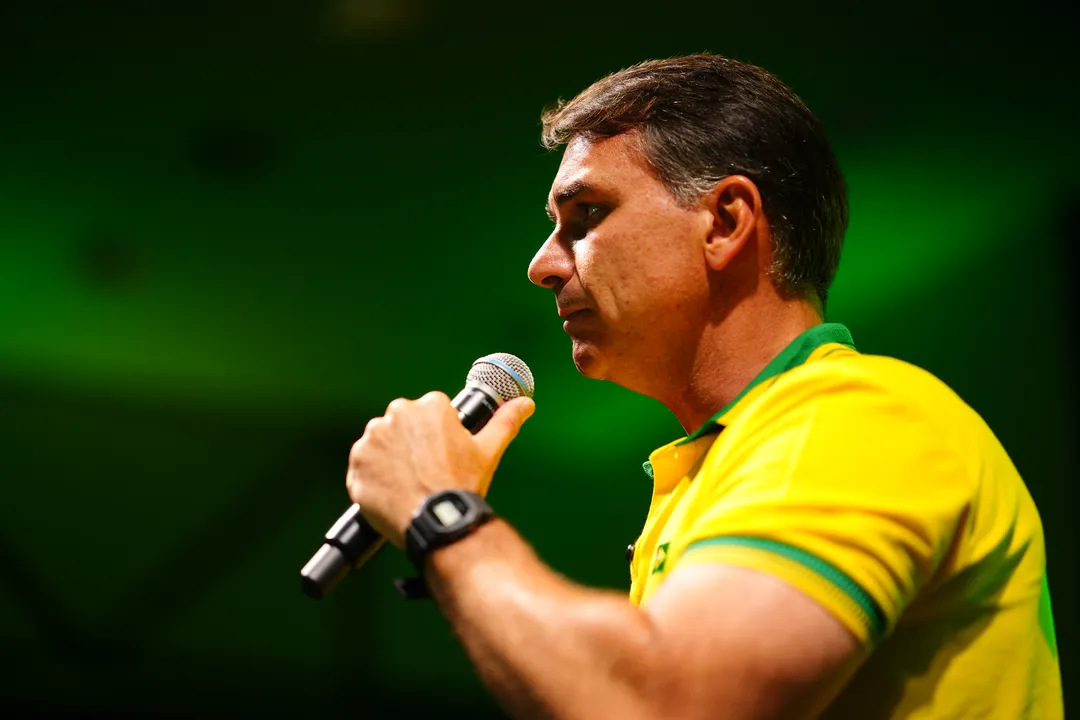 Flávio Bolsonaro nega que vá tirar título de Padroeira de Aparecida