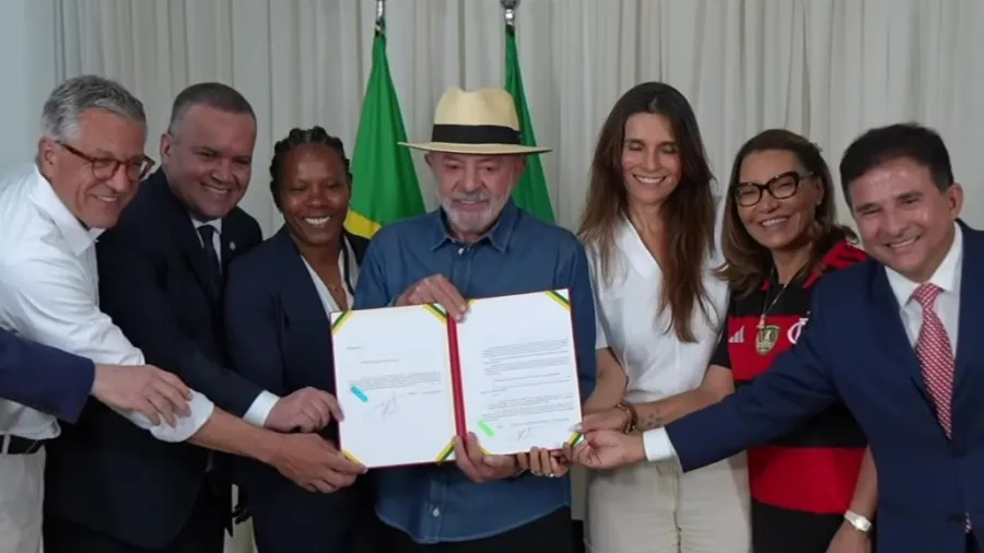 Lula sanciona lei para profissionalização do futebol feminino