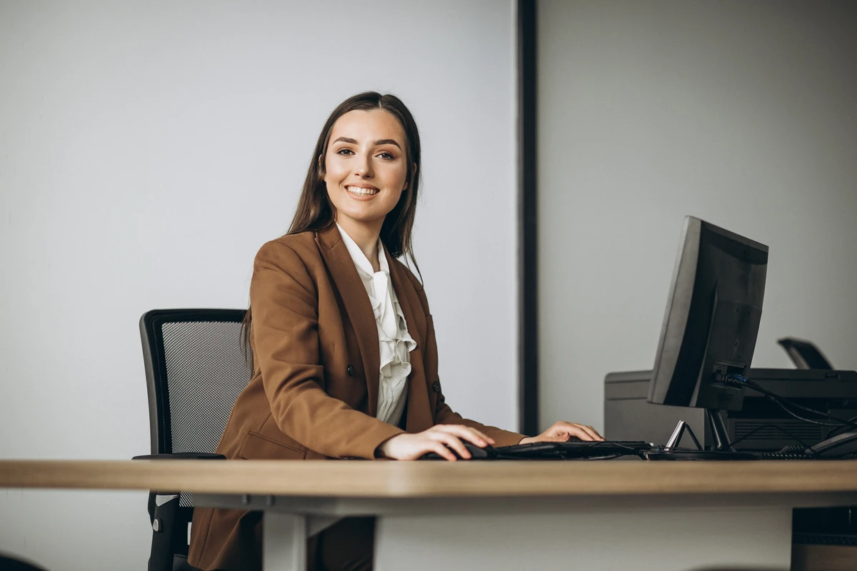 Recepcionistas podem ter piso salarial de R$ 2.450 e reajuste anual pelo INPC; veja quem seria beneficiado