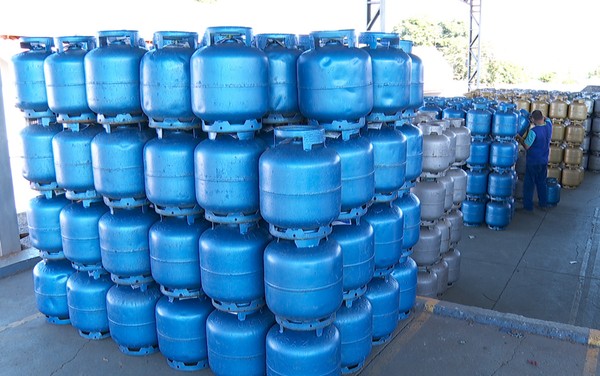 Preço do gás de cozinha e da gasolina aumentam na Bahia; botijão pode ficar até R$ 8 mais caro