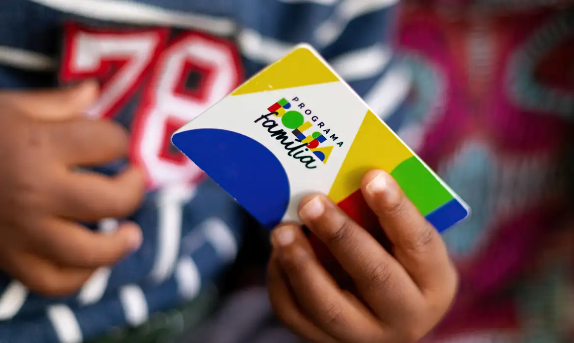 Bolsa Família começa a pagar novo valor de R$ 691 nesta segunda (19); veja calendário