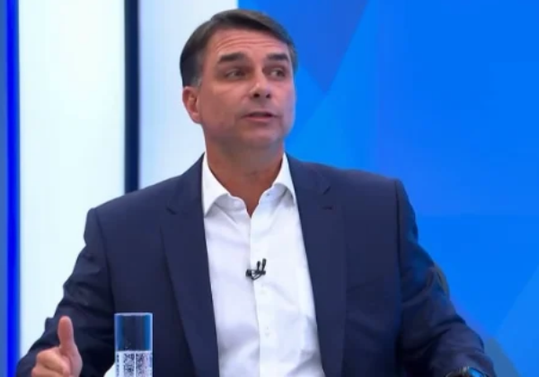 Jogador da Seleção pede investigação sobre Flávio Bolsonaro