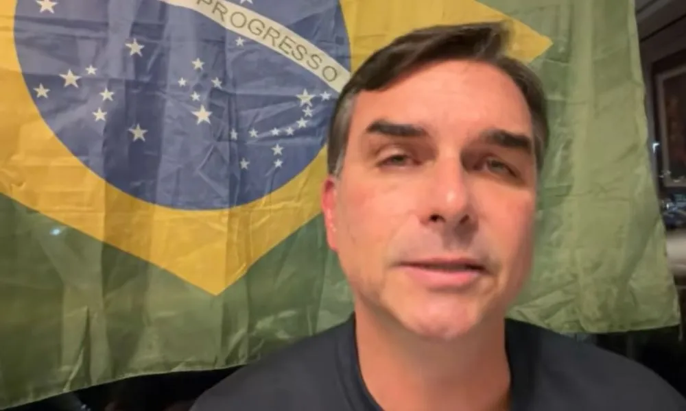 Flávio Bolsonaro promete CNH a partir de 16 anos