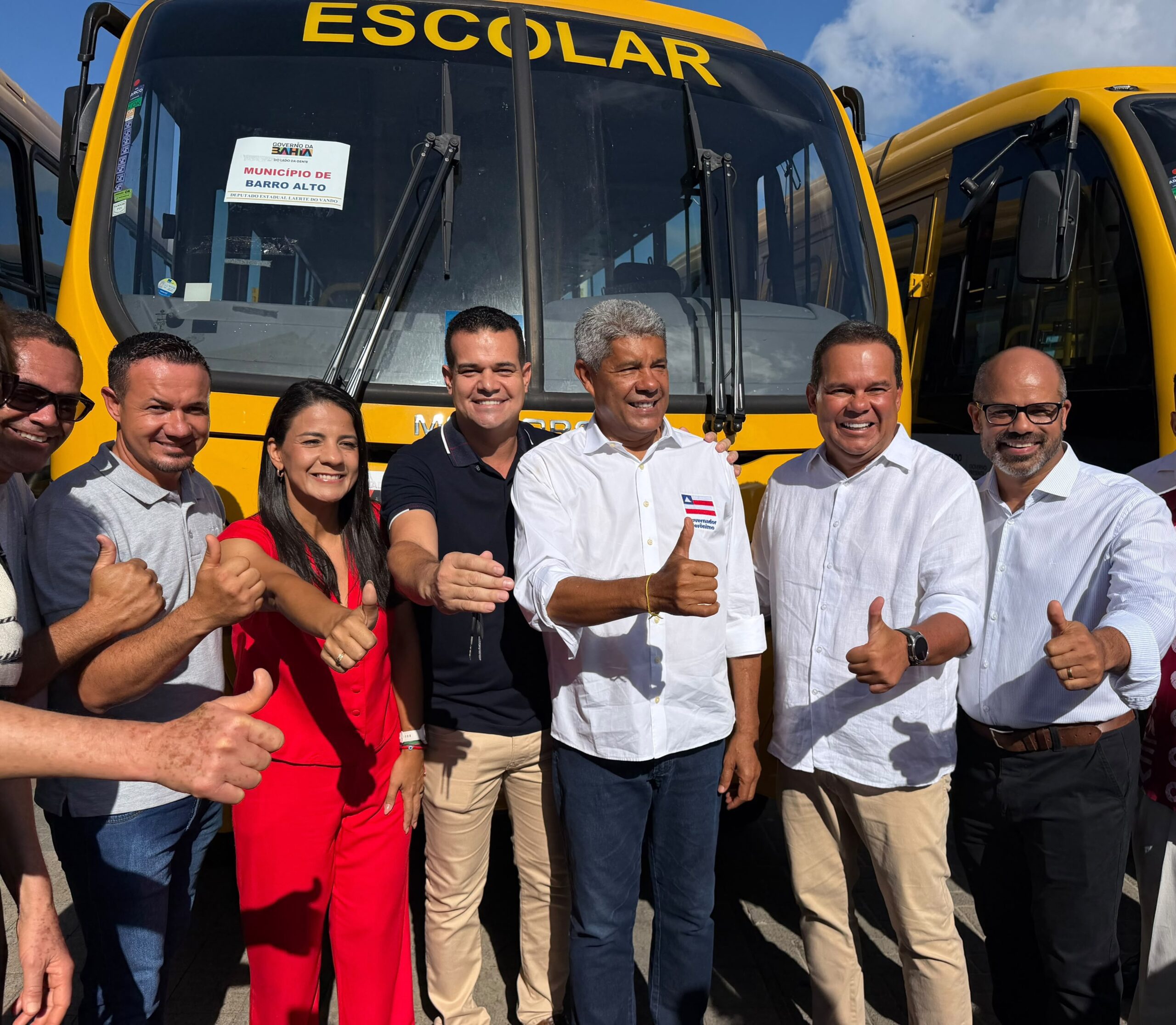 Barro Alto recebe novo ônibus para reforçar o transporte escolar da rede municipal