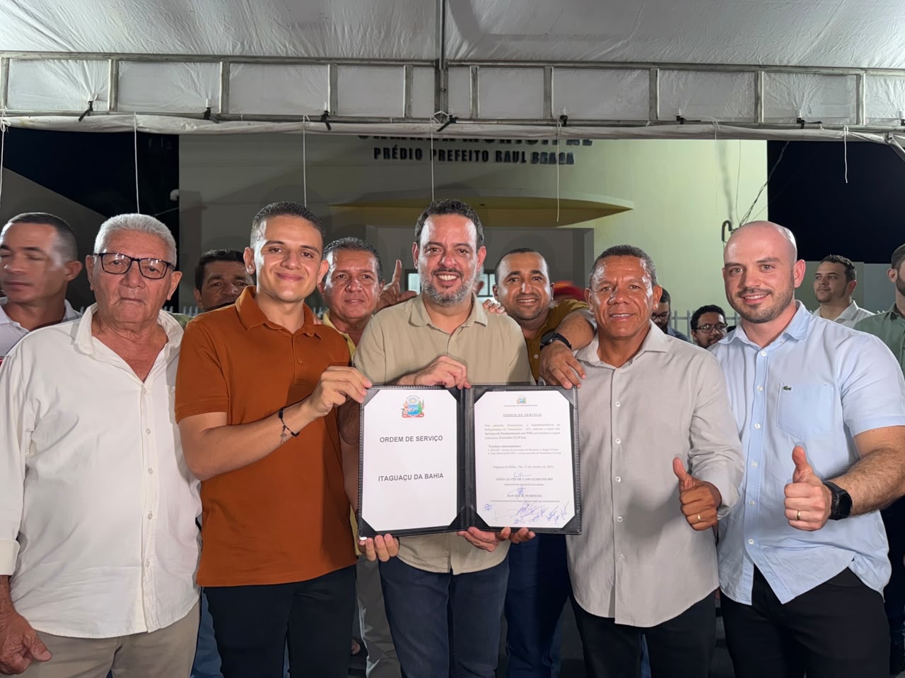 Vereador Lucas de Badeu acompanha assinatura de ordem de serviço para pavimentação de estradas em Itaguaçu da Bahia