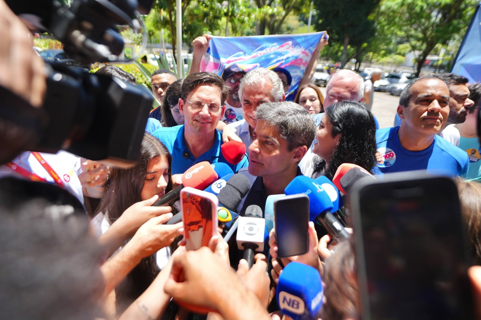 ACM Neto vota em Salvador e diz confiar em vitória no primeiro turno: “Chegou a hora de mudar a Bahia”
