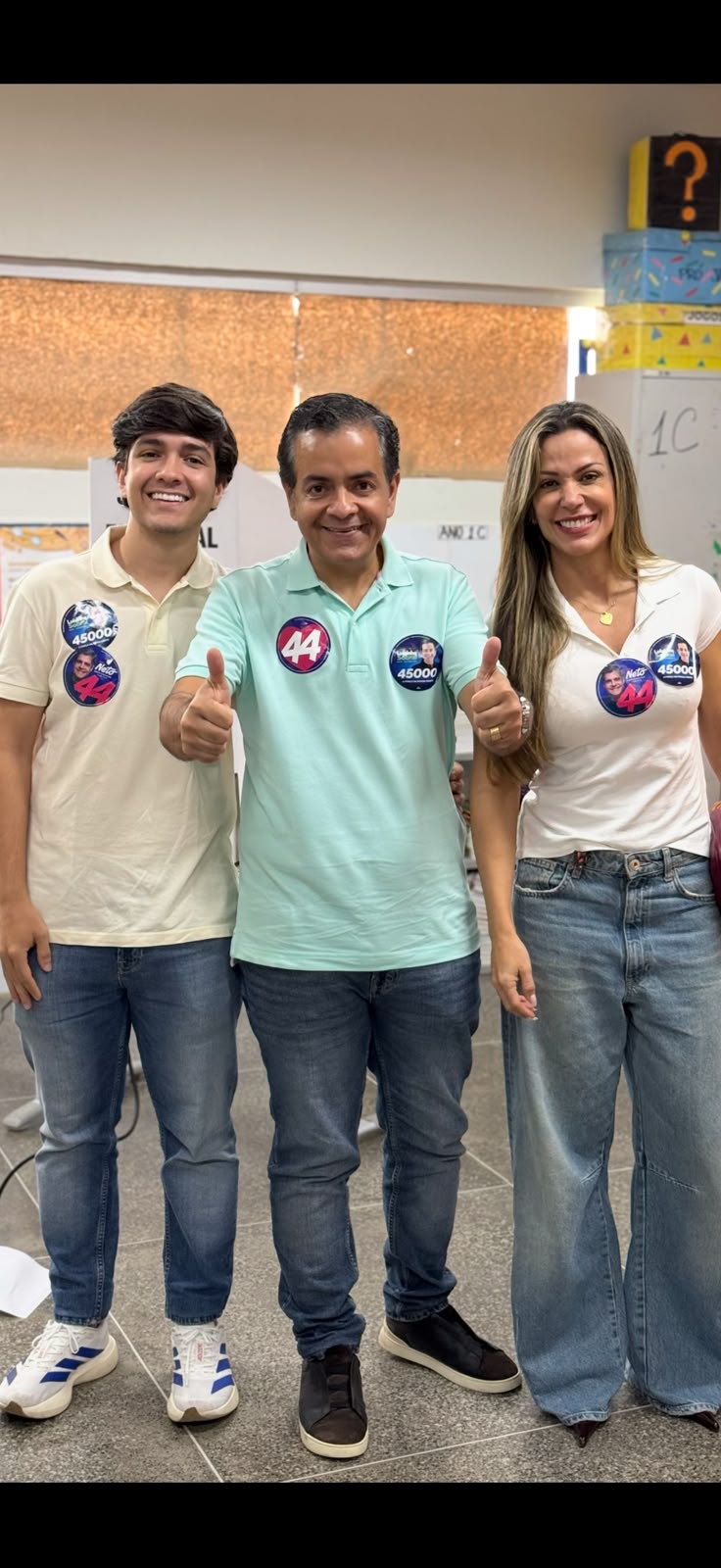 Ao lado da família, Luizinho Sobral vota em Irecê e demonstra confiança na vitória para deputado estadual