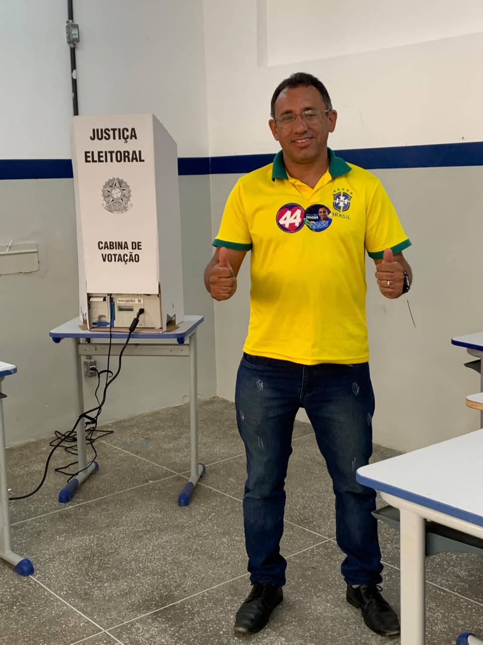 Maicon Mendes vota em Irecê e afirma que Bahia e Brasil podem mudar com segurança