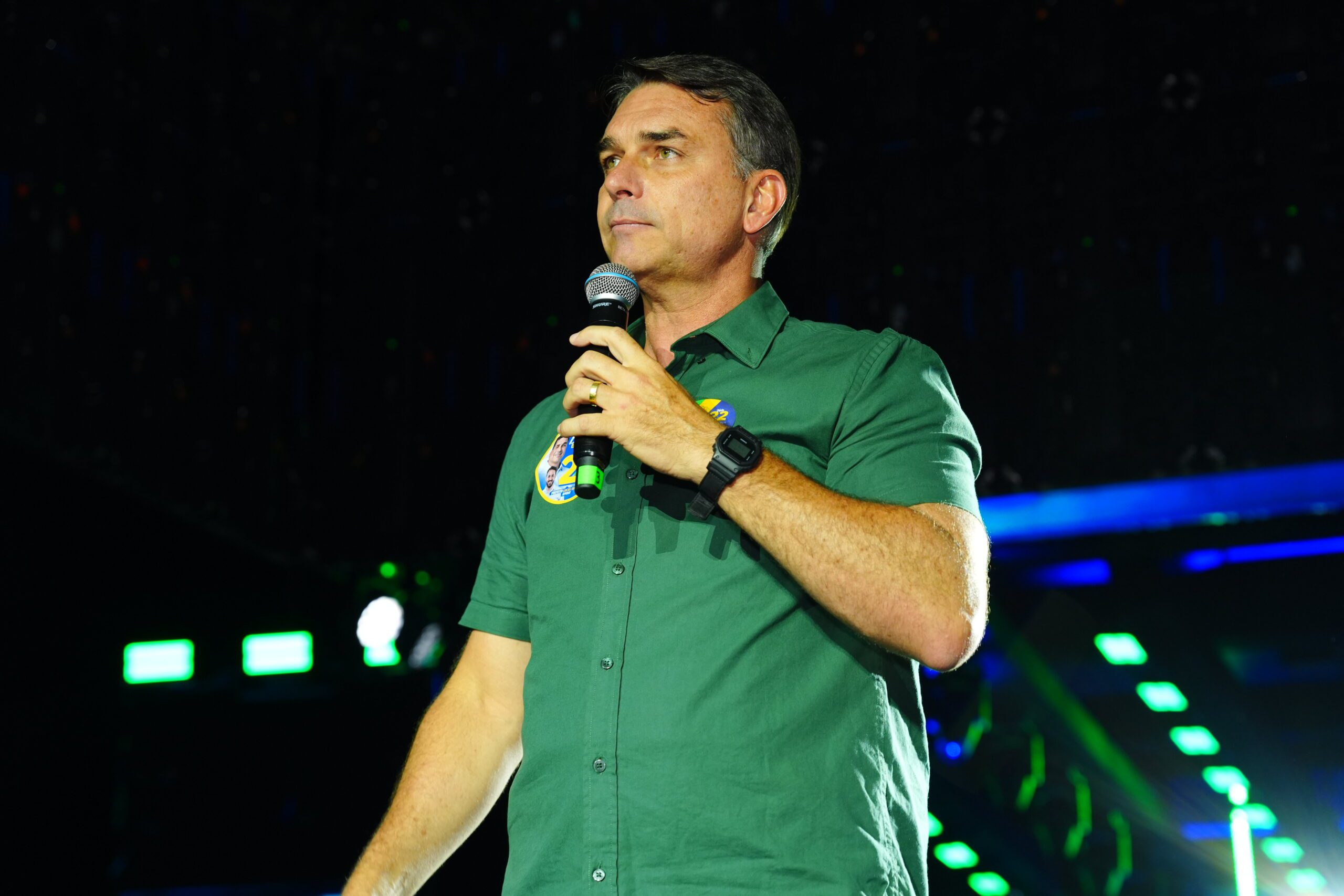 Alexandre de Moraes determina entrega de passaportes de Flávio Bolsonaro