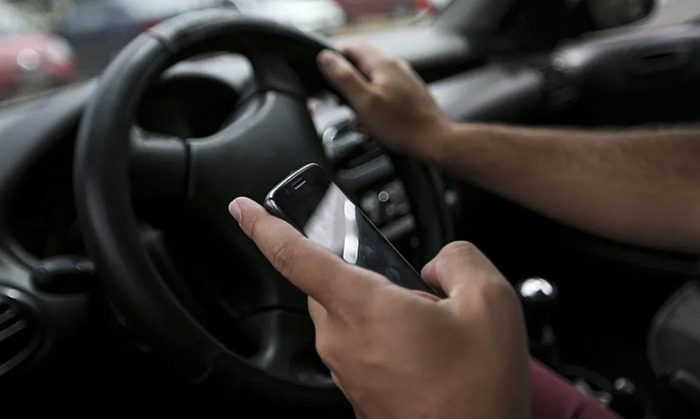 Governo vai suspender carteira de motorista por uso de celular ao volante