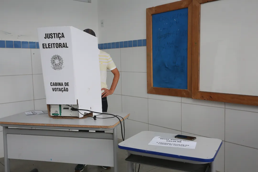 Hugo Motta anuncia mudança na eleição de deputados; entenda o voto distrital misto