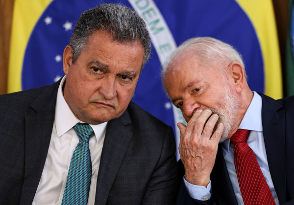 Lula chama Rui Costa para estratégia de debate contra Flávio