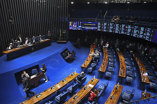 Flávio Bolsonaro anuncia apoio ao fim da escala 6×1 antes de votação no Senado