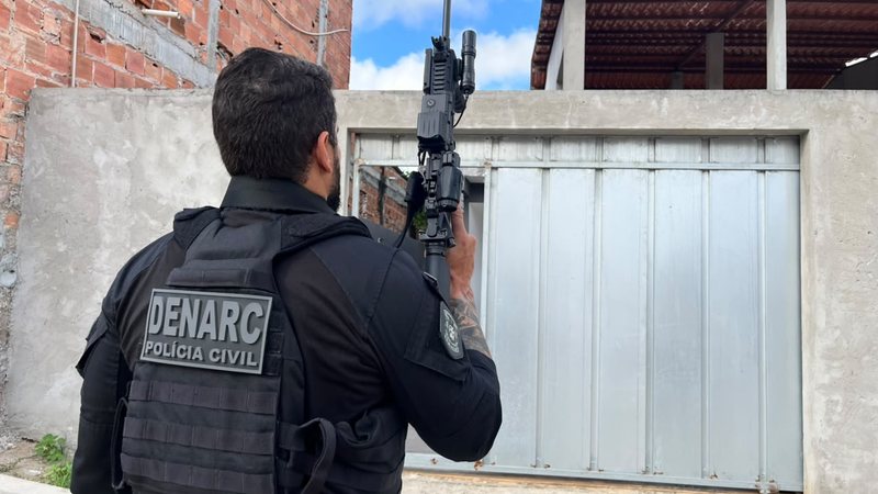 Polícia alcança nove suspeitos de integrar esquema de distribuição de drogas na Bahia; vídeo mostra entrada em apartamento
